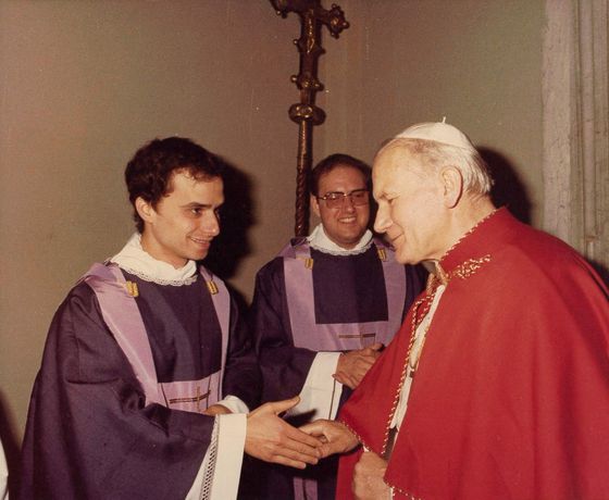 2024년 페루 출루카나스를 방문했던 교황. 미국 출신인 그는 2015년 페루 국적을 취득했고 20년 넘게 페루에서 활동했다. AFP=연합뉴스