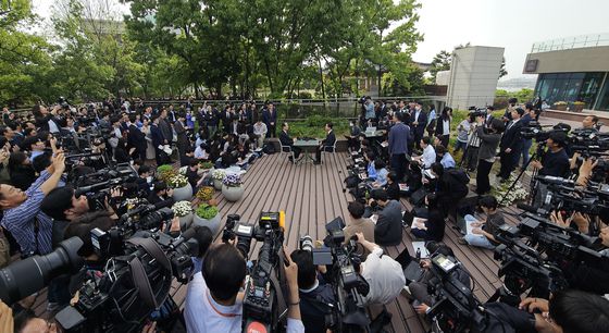 김문수 국민의힘 대선후보와 한덕수 무소속 대선 예비후보가 8일 오후 국회 사랑재에서 후보 단일화를 위한 2차 회동을 하고 있다. 임현동 기자