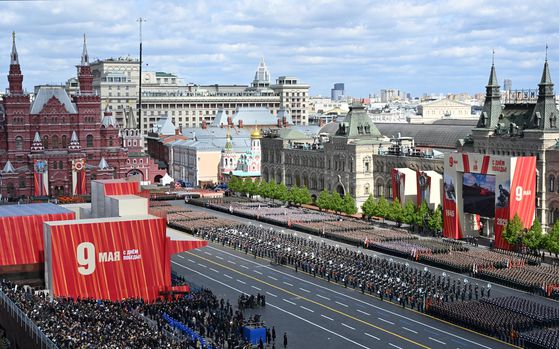 9일(현지시간) 러시아 전승절 80주년 기념 열병식에서 중국 인민해방군 의장대가 행사에 참가하고 있다. AP=연합뉴스