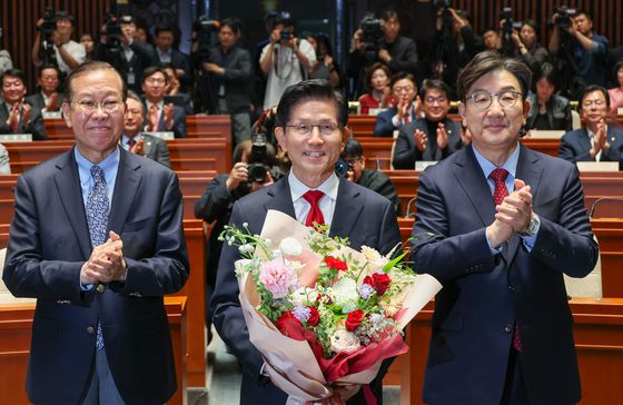 국민의힘 김문수 대선 후보가 9일 서울 여의도 국회에서 열린 의원총회에 참석해 인사말을 하던 중 머리 위로 하트를 만들어 보이고 있다. 연합뉴스