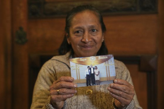 신임 교황 레오 14세(왼쪽)가 요한 바오로 2세와 만났을 때 사진. 로이터=연합뉴스