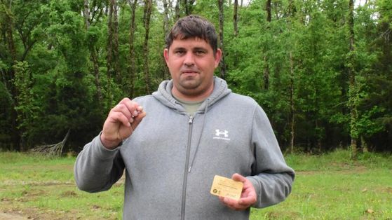 다이아몬드를 들고 있는 드쿡. 사진 크레이터 오브 다이아몬드 주립공원 홈페이지