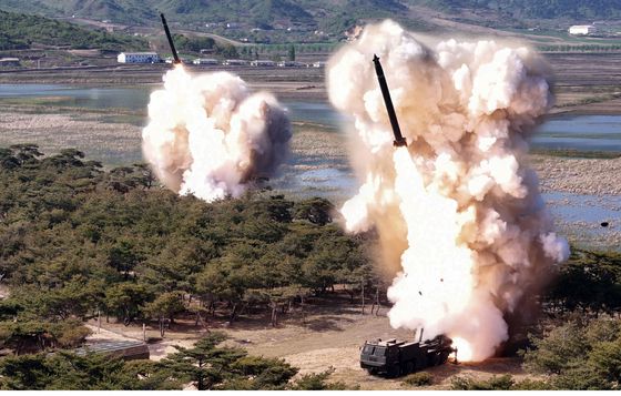 김정은 북한 국무위원장이 지난 8일 현지지도한 장거리포 및 미사일체계 합동타격훈련. 노동신문=뉴스1