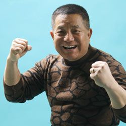 1984년 LA 올림픽 출전 국가대표 선수단 격려식에서 노래를 부르고 있는 당시 정주영 대한체육회장과 MC 이상용. [중앙포토]