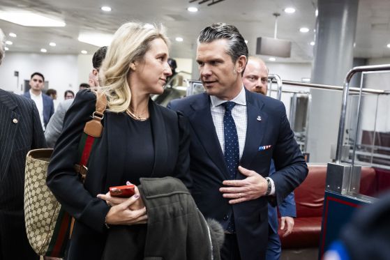 도널드 트럼프 미국 대통령이 국방장관으로 지명한 피트 헤그세스가 그의 아내 제니퍼 라우셰와 함께 지난해 12월 4일(현지시간) 미국 워싱턴 D.C.의 미국 국회의사당에서 하원 공화당 의원들과의 회의를 마치고 나오고 있다. EPA=연합뉴스