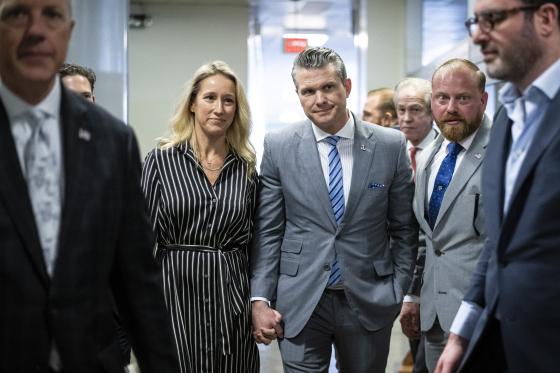 도널드 트럼프 대통령의 국방장관 후보인 피트 헤그세스가 지난해 12월 10일(현지시간) 미국 워싱턴 D.C.에서 상원의원들과의 회동을 마치고 부인 제니퍼 라우셰와 함께 미국 국회의사당을 걷고 있다. EPA=연합뉴스