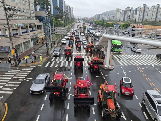 10일 오후 1시쯤 전국농민회총연맹 전봉준투쟁단의 트랙터 상경 시위대가 서울 금천구 방향으로 향하고 있다. 김성진 기자