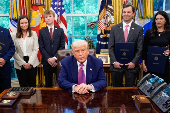 도널드 트럼프 미국 대통령이 9일(현지시간) 백악관에서 행정명령에 서명한 뒤 기자들의 질문에 답변하고 있다. EPA=연합뉴스