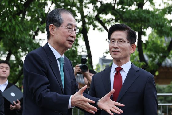 권영세 국민의힘 비상대책위원장이 10일 서울 여의도 국회에서 김문수 대통령 후보 자격 취소·한덕수 예비후보 입당 및 대선후보 등록 과정에 대해 기자회견을 하고 있다. 뉴스1