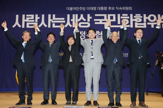 11일 오후 서울 여의도 국회 의원회관에서 열린 더불어민주당 이재명 대통령 후보 직속위원회 사람사는세상 국민화합위원회 정책협약식에서 윤여준 상임 총괄선대위원장과 박용진 사람사는 세상 국민화합위원장 등이 손을 맞잡아 들어보이며 당원들에게 인사하고 있다. 뉴스1