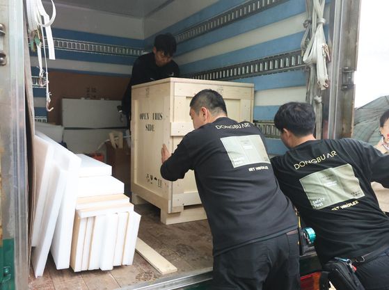 지난 10일 충남 서산 부석사에서 금동관세음보살좌상 일본 반환을 위한 이운법회 뒤 불상이 이동 차량으로 옮겨지고 있다. 연합뉴스