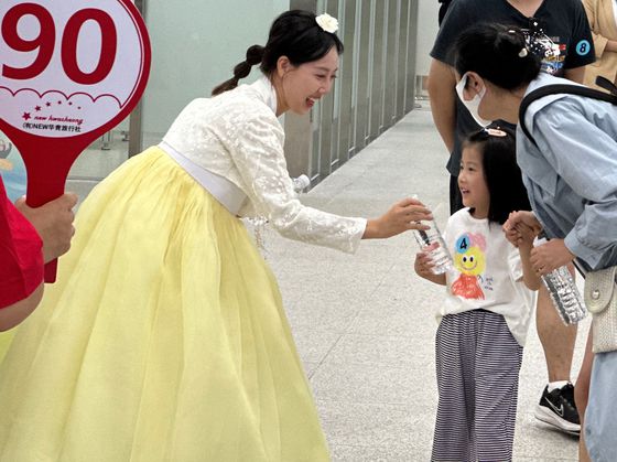 지난 2023년 8월 중국 유커 크루즈의 제주항 입항식에서 어린이 승객이 생수를 전달받고 있다. 최충일 기자