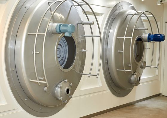 우수한 발효유 제조를 위해 최상의 배양액을 완성해 시럽과 혼합하는 과정을 보여주는 배양·조합탱크 모형.