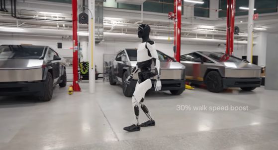 테슬라의 휴머노이드 로봇 옵티머스 2세대가 사이버 트럭 앞을 걸어가는 모습. 사진 테슬라 유튜브 캡쳐