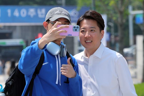 제21대 대통령선거 공식 선거운동 첫날인 12일 오전 이준석 개혁신당 대선 후보가 서울 여의도 국회 소통관에서 열린 선거 구상 발표 기자회견에서 발언하고 있다. 뉴시스