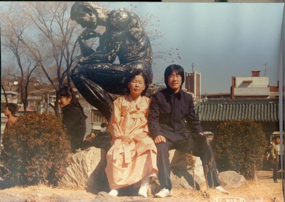 이재명 더불어민주당 대선 후보는 1982년 중앙대 신입생 입학식에 평생 입어보지 못한 교복을 사 입고 참석했다. 왼쪽은 이재명의 어머니 구호명 여사. 사진 이재명 캠프