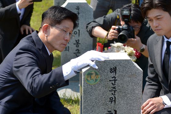 제21대 대통령선거 공식 선거운동 첫날인 12일 서울 성북경찰서 인근 교차로에 국민의힘 김문수 후보, 개혁신당 이준석 후보의 현수막이 걸려 있다. 김종호 기자
