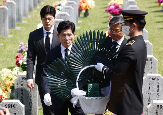 김문수 국민의힘 대통령 후보가 12일 대전 유성구 국립대전현충원에서 고 한주호 준위의 묘역을 찾아 참배하고 있다. 왼쪽은 김용태 국민의힘 비상대책위원장. 뉴스1