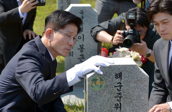 김문수 국민의힘 대통령 후보가 공식 선거운동 첫날인 12일 대구 서문시장을 방문해 상인들에게 인사하고 있다. 뉴스1