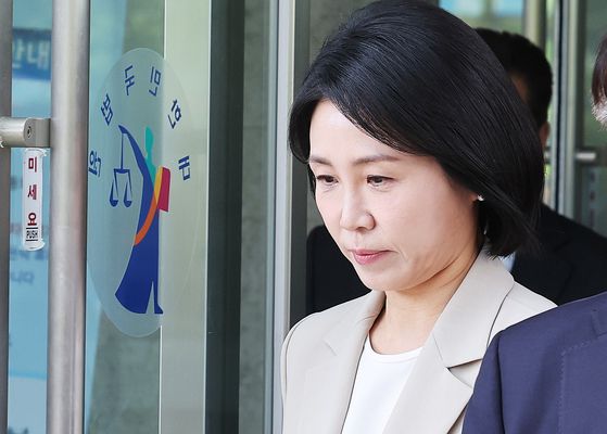 ]'공직선거법 위반' 혐의로 1심에서 벌금형을 선고받은 이재명 더불어민주당 대통령 후보의 부인 김혜경 여사가 12일 오후 경기 수원시 영통구 수원고등법원에서 열린 항소심 선고 공판을 마치고 나와 지지자들에게 인사를 하고 있다. 뉴스1
