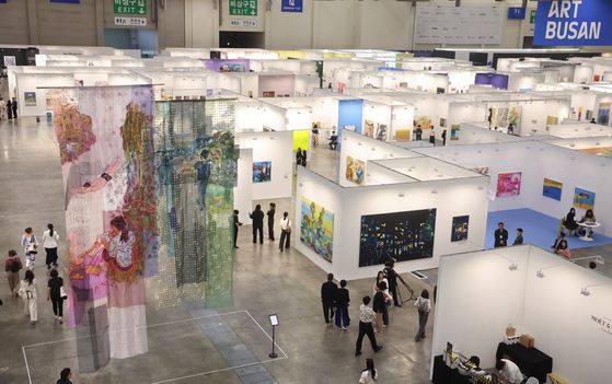 '아트부산 2025'가 17개국 109개 갤러리의 참가로 부산 해운대구 벡스코에서 8~11일 열렸다. 부산=연합뉴스