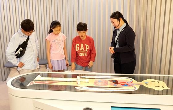 박혜경(오른쪽) 도슨트의 설명을 들으며 야쿠르트 피콘을 이용해 몸 구석구석 건강 정보도 살펴봤다.