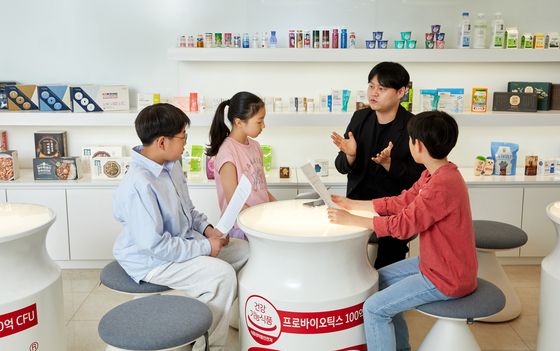 최원영(왼쪽에서 셋째) hy 홍보팀 대리에게 발효유와 hy에 대해 궁금한 점을 질문하고 있는 소중 학생기자단.