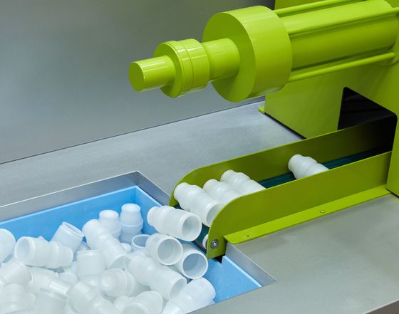 작은 친환경 수지 알갱이를 240도의 높은 온도에서 녹인 다음, 막대처럼 생긴 틀에 얇게 씌우고 가운데 바람을 불어넣으면 야쿠르트병 모양으로 변신한다.