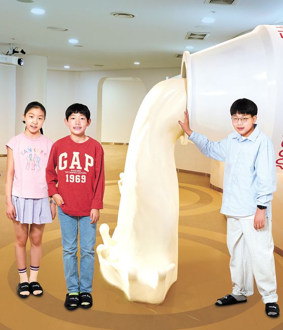 임서희 학생모델과 김산하·박준후(왼쪽부터) 학생기자가 유산균을 쉽게 섭취할 수 있는 방법 중 하나인 발효유를 만드는 hy(옛 한국야쿠르트) 공장을 찾아 유산균에 대해 알아보고 발효유 제조 과정도 살펴봤다.