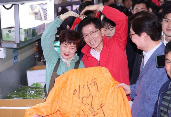 김문수 국민의힘 대선 후보가 제21대 대통령 선거 공식 선거운동이 시작된 12일 새벽 서울 송파구 양재대로 가락시장을 방문해 상인들과 순대국밥을 먹고 있다. 뉴스1