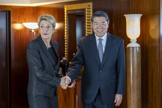 스위스를 방문한 허리펑 중국 국무원 부총리(오른쪽)가 9일(현지시간) 스위스 제네바에서 열린 카린 켈러-주터 스위스 대통령과의 양자 회담에 앞서 악수하고 있다. EPA=연합뉴스