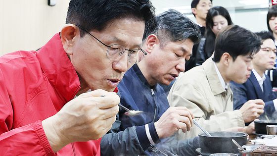 김문수 제21대 대통령 선거 국민의힘 후보가 공식 선거운동 첫 날인 12일 오후 국립대전현충원천안함46용사묘역에 이어 고 한준호 준위 묘소를 참배하고 있다. 김 후보 오른쪽은 김용태 비대위원장 내정자.김성태 객원기자
