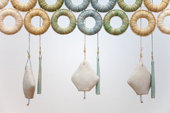 홍영인, '소품 8. 벨 스크린', 2024, 짚,골풀,도자기. 315x20x110cm. 남서원 촬영. [사진 아트선재센터]