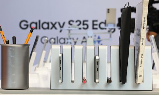 13일 오전 서울 삼성 강남에서 열린 갤럭시S25 엣지 미디어행사에서 제품(맨 왼쪽)이 공개되고 있다.  갤럭시 S25 엣지의 두께는 5.8㎜(기본모델 7.2㎜) 수준으로 역대 갤럭시 시리즈 중 가장 얇다 뉴스1