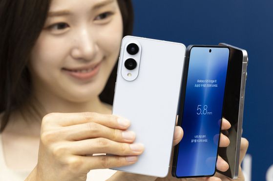 13일 오전 서울 삼성 강남에서 열린 갤럭시S25 엣지 미디어행사에서 제품이 공개되고 있다. 뉴스1