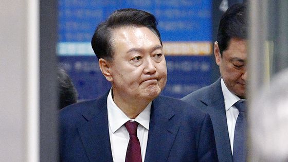 김문수 국민의힘 대통령 후보가 12일 오전 서울 여의도 중앙당사에서 열린 중앙선대위 임명장 수여식에서 비상대책위원장에 내정된 김용태 의원에게 공동선거대책위원장 임명장을 수여하고 있다. 뉴스1