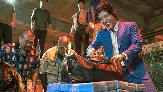 영화 '야당'에서 이강수(강하늘)는 수사기관에 마약 관련 정보를 넘기고, 마약사범에게 감형 흥정을 해주는 브로커 역할을 한다. 사진 플러스엠 엔터테인먼트