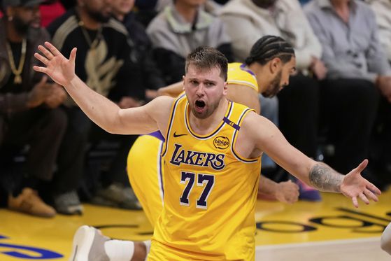 댈러스에서 뛰다 돌연 레이커스로 이적한 돈치치. AP=연합뉴스