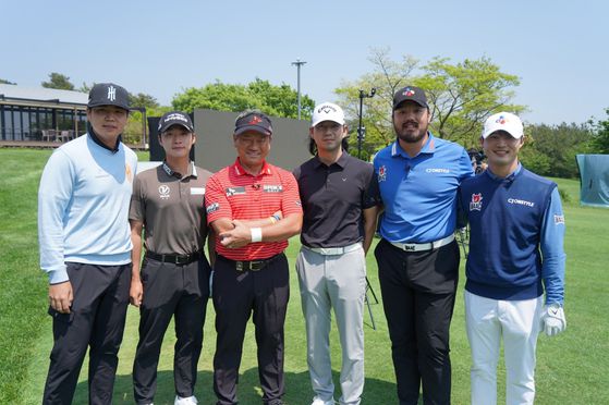 KPGA 투어 SK텔레콤 오픈의 사전 이벤트로 12일 제주 핀크스 GC에서 열린 유망주 멘토링 프로그램 '재능나눔 행복라운드' 멘토 참가자들. 왼쪽부터 장유빈. 김동민, 최경주, 김동은, 정찬민, 배용준. 사진 프레인스포츠