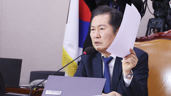 조희대 대법원장이 9일 오전 서울 서초구 대법원으로 출근을 하고 있다. 법원은 전국 법관대표회의 개최 여부를 두고 내부의견을 수렴중이다. 뉴스1