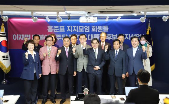 더불어민주당 전현희, 김주영 의원과 한국노총 관계자 등이 13일 서울 여의도 국회 소통관에서 '진짜대한민국' 노동존중선거대책위원회 출범 기자회견을 하고 있다. 연합뉴스