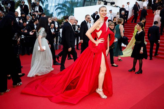 독일 모델 레나 게르케가 지난해 5월 25일(현지시간) 프랑스 남부 칸에서 열린 제77회 칸 영화제 폐막식에 참석하기 위해 도착하고 있다. 칸 영화제 측은 올해 레드카펫 복장 규정으로 긴 드레스를 권장하지 않았다. AFP=연합뉴스