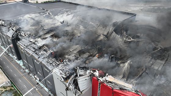 13일 오전 10시29분쯤 경기 이천 부발읍 대형 물류센터에서 불이 나 소방대원들이 진화작업을 벌이고 있다. 사진 경기도소방재난본부