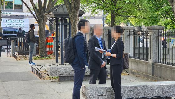 도널드 트럼프 대통령이 12일(현지시간) 백악관에서 중국과의 관세 부과 유예 합의에 대한 기자들의 질문에 답하고 있다. AP=연합뉴스