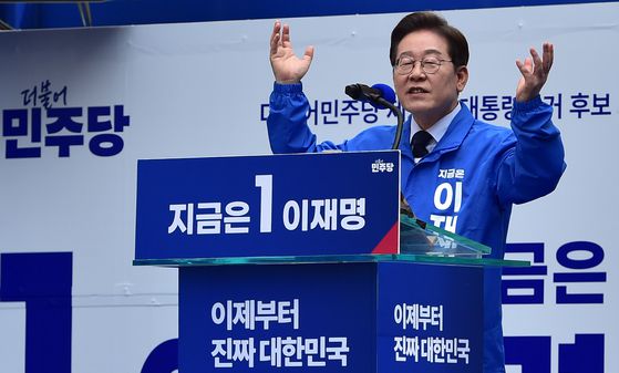 이재명 더불어민주당 대선 후보가 13일 오후 대구 중구 동성로에서 열린 집중 유세에서 지지자들에게 인사하고 있다. 김성룡 기자