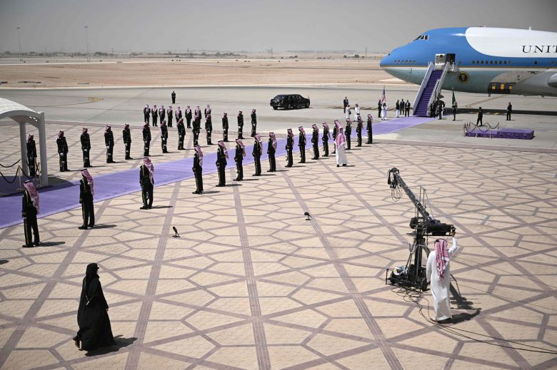 사우디아라비아 의장대가 지난 13일(현지시간) 리야드 킹 칼리드 국제공항에 에어포스원이 착륙을 마무리하는 동안 준비를 하고 있다. AFP=연합뉴스