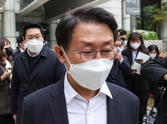 뇌물수수 혐의로 고위공직자범죄수사처(공수처)에서 '1호'로 기소된 김형준 전 부장검사가 2022년 4월 22일 오전 서울 서초구 서초동 서울중앙지법에서 1심 첫 공판을 마치고 법원을 빠져 나가고 있다.   연합뉴스