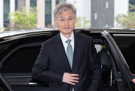 국민의힘 권성동 원내대표와 의원들이 7일 국회 법제사법위원회 전체회의장 복도에서 대통령 당선시 진행 중인 형사재판을 정지하도록 하는 내용의 형사소송법 개정안 처리에 항의하며 구호를 외치고 있다. 임현동 기자.