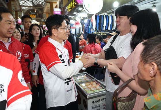 김문수 국민의힘 대선 후보가 13일 오후 울산 남구 신정시장에서 지지를 호소하고 있다. 임현동 기자