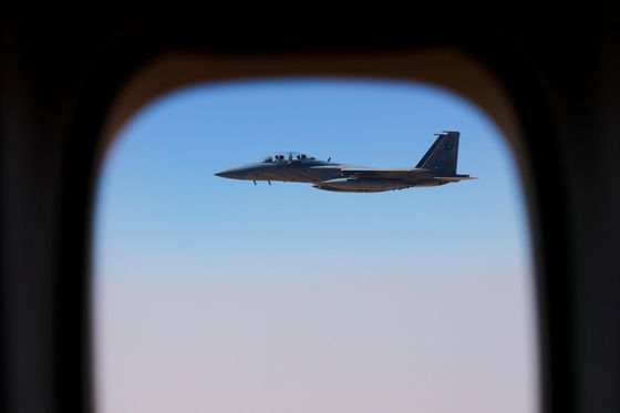 사우디아라비아 전투기가 트럼프 미국 대통령이 탄 비행기를 호위하고 있다. 에어포스 원 내부에서 찍은 사진이다. 로이터=연합뉴스